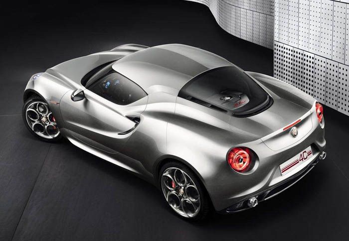 Mε το μοτέρ τοποθετημένο πίσω, η 4C παραπέμπει έντονα στα μοντέλα της αδερφής Ferrari.